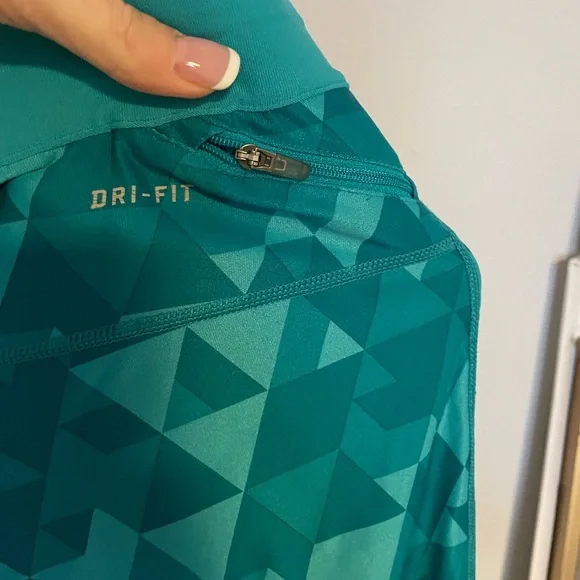 Nike Crops - Picture 3 of 4